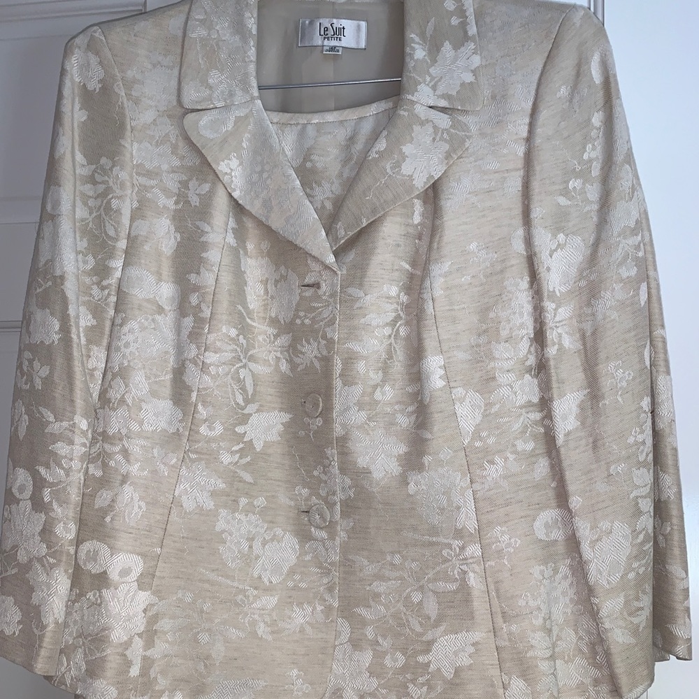 LeSuit Cream Floral Scallop Skirtsuit 16P